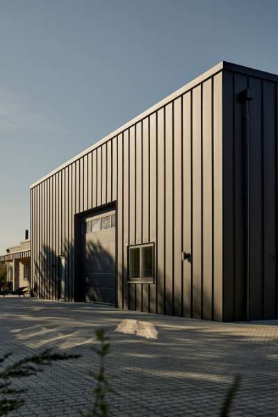 Stylish steel profiles on the façade of a newly built house with space for everything, Navervænget 9, 6710 Esbjerg, Denmark